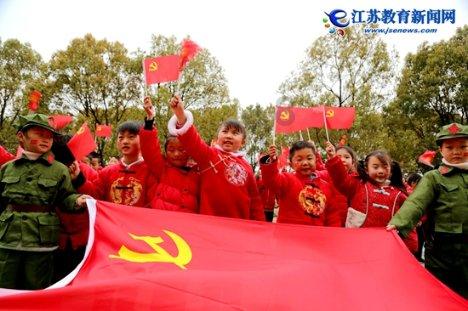 老人超市意外晕倒,售货员立即采取措施施救,热心市民帮忙打急救电话